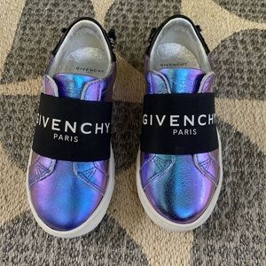 Givenchy metallic kid’s sneakers with elastic strap  on top. Color purple.